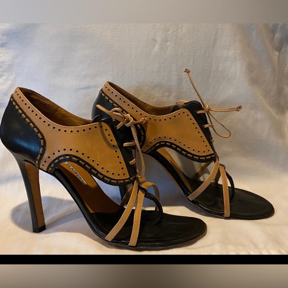 VTG MANOLO BLAHNIK SPECTATOR LACE UP HEEL- ⭐️⭐️⭐️